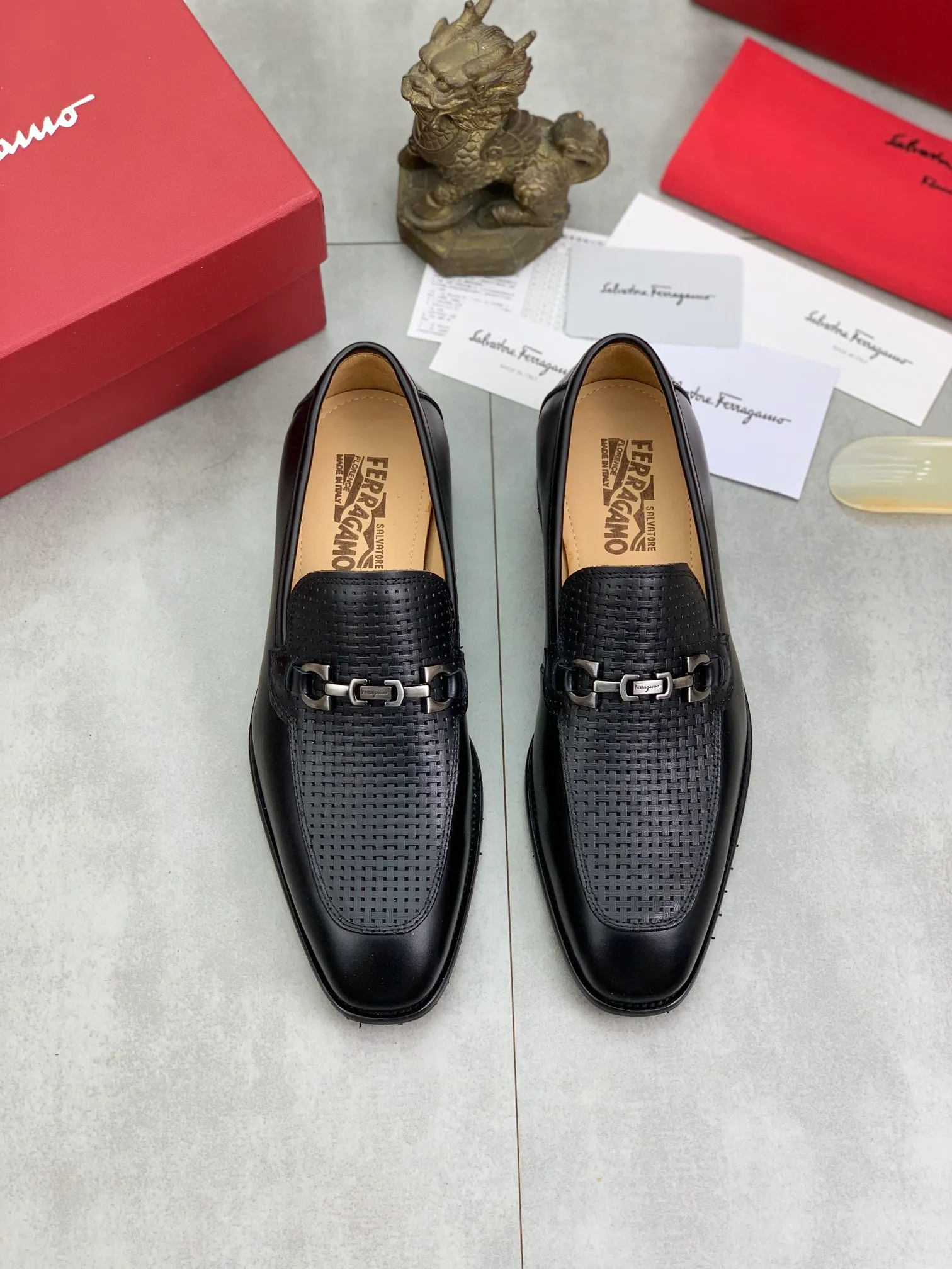 Men's Men's Shoes 💰P460💰[New Style] Water-dyed Niuli 🆘[Salvatore Ferragamo] Ferragamo's latest casual business leather shoes for men! Available at counters simultaneously! The fabric is made of specially imported original pebbled calfskin, and the lining is made of imported water-dyed cowhide. It is absolutely luxurious and leads the fashion trend. Matching code: 38-45 (46 can be customized) Black and brown colors are optional